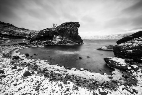 Sneeuw en kustlandschap in IJsland