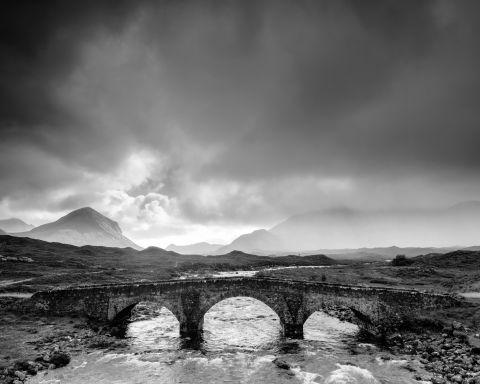 Bui hangt over de brug van Slichagan in Schotland