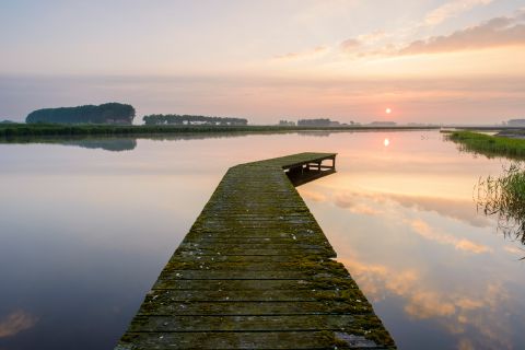 Steiger aan de Oostpolderkreek bij zonsopgang