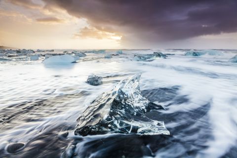 Zonsopgang op het strand van Jokulsarlon