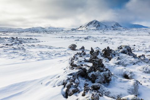 Lavavelden bedekt met sneeuw